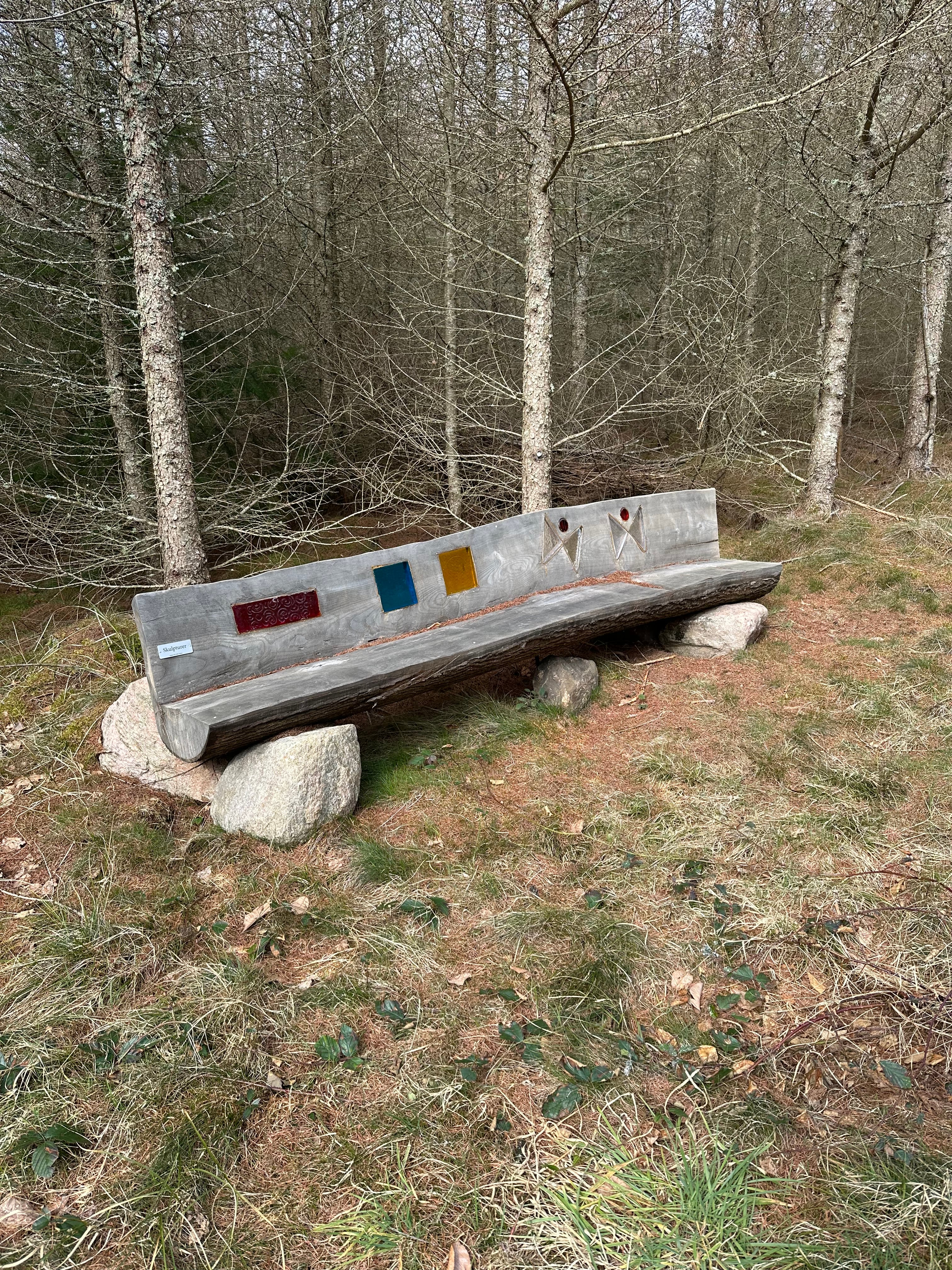 Bænk med indlagt glas.